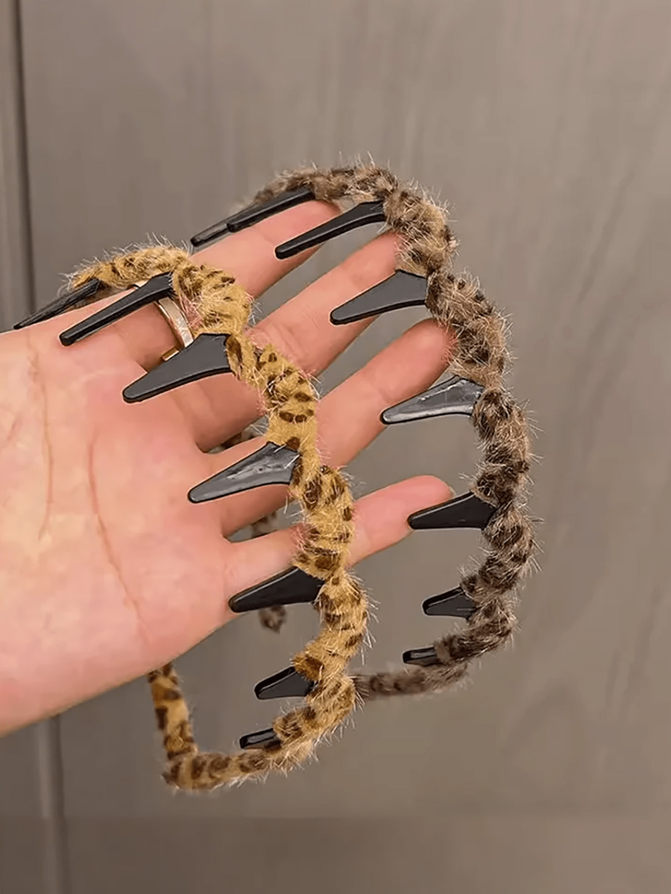Women Accessories Shop Design - Kadınlar için Leopar Desenli Dalgalı Saç